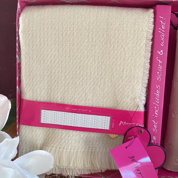 Betsey Johnson Light Pink Bow Embossed Wallet, with Soft, Cozy Cream Sca… - Picture 4 of 13
